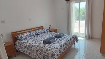 Iron/ironing board, Internet, bed sheets