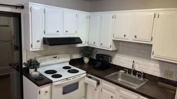 Kylskåp, mikrovågsugn, ugn och spishäll