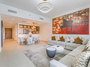 ラグジュアリー アパートメント バルコニー シティビュー | リビング エリア | 55 インチのスマートテレビ (デジタル放送視聴可)