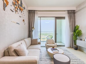 ラグジュアリー アパートメント バルコニー シティビュー | リビング エリア | 55 インチのスマートテレビ (デジタル放送視聴可)