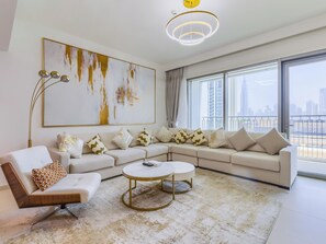 ラグジュアリー アパートメント バルコニー シティビュー | リビング エリア | 55 インチのスマートテレビ (デジタル放送視聴可)