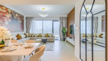 Apartamento superluxo, sacada, vista para a cidade | Opções para refeição no quarto