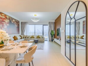 Apartemen Mewah, balkon, pemandangan kota | Makan di kamar