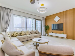 Apartemen Mewah, balkon, pemandangan kota | Area keluarga | Smart TV 55-inci dengan saluran TV digital