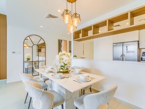 Luxury-Apartment, Balkon, Stadtblick | Essbereich im Zimmer