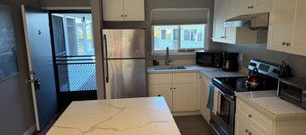 Come stay at our cozy rare find 1-bedroom apartment in Belmont