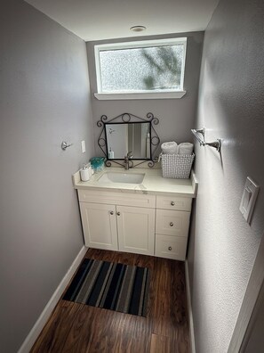 Shower, hair dryer, towels, soap - Come stay at our cozy rare find 1-bedroom apartment in Belmont (Belmont)