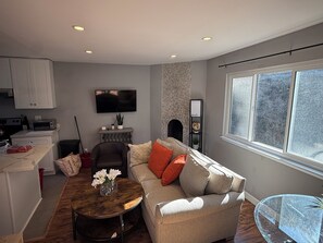 Una televisión, una chimenea