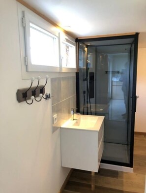 Shower, towels