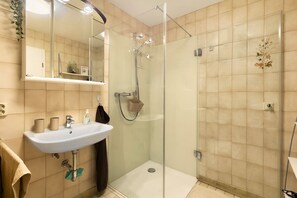 Dusche, Haartrockner, Handtücher