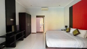 A hotel room with a bed, a TV, and a wardrobe. - The Lavana Bali Radiance Arjuna Villa Seminyak (Bali)