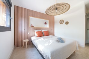 3 bedrooms, iron/ironing board, internet, bed sheets