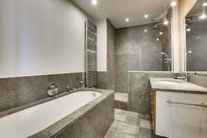 提供毛巾、番梘、廁紙