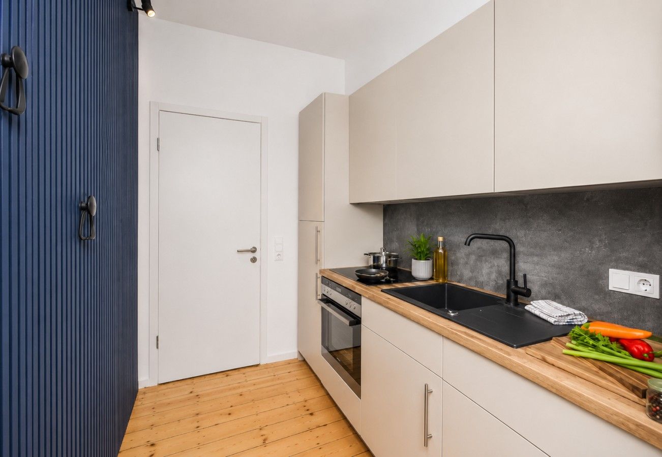 Wasserkocher mit Kaffee-/Teezubehör, Kühlschrank, Mikrowelle, Ofen