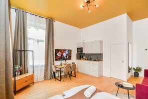 1 dormitorio, escritorio, tabla de planchar con plancha y cuna de viaje