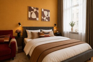1 soverom, skrivebord, strykejern/-brett og reiseseng for barn