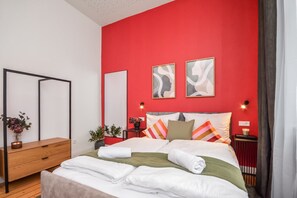 1 dormitorio, escritorio, tabla de planchar con plancha y cuna de viaje
