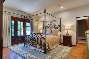4 bedrooms, desk, iron/ironing board, travel cot