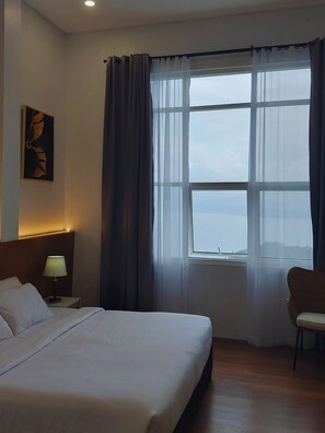 Desk, free WiFi, bed sheets