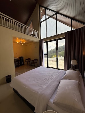 Desk, free WiFi, bed sheets - Montero Glamping & Stay (Sitanggor)
