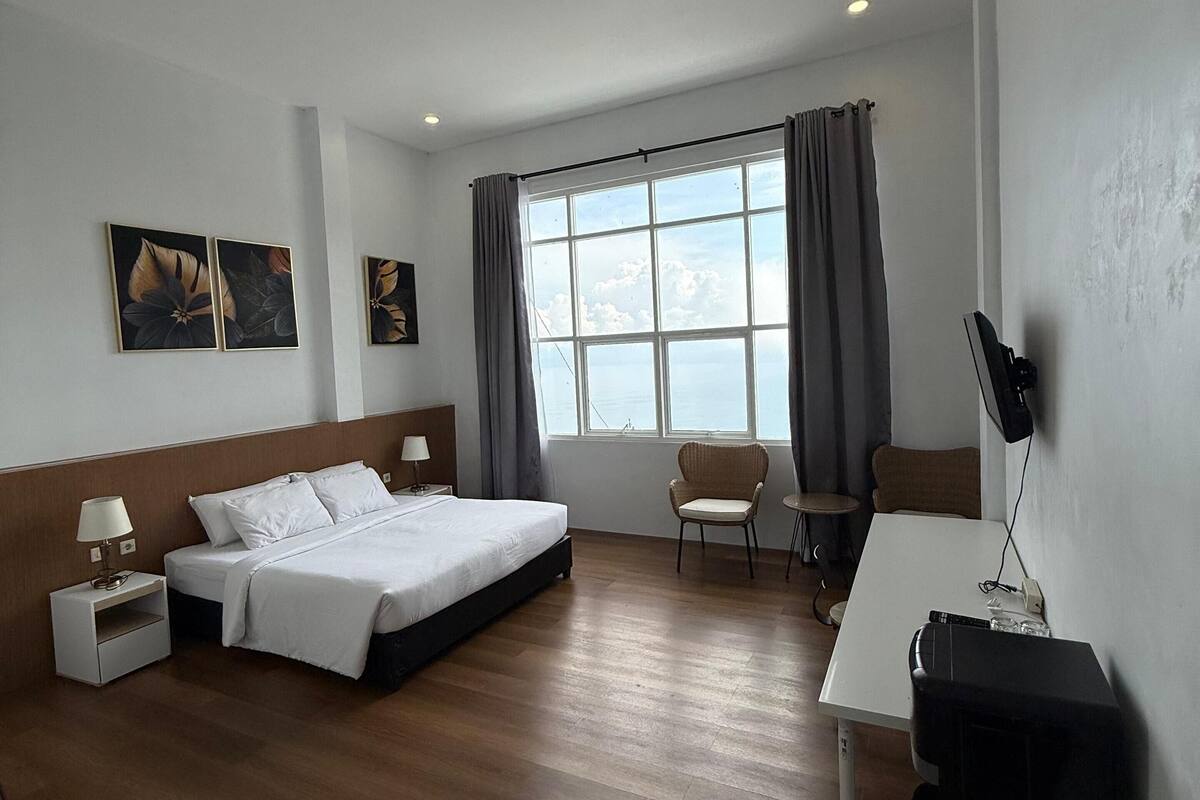 Desk, free WiFi, bed sheets