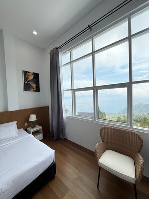 Desk, free WiFi, bed sheets - Montero Glamping & Stay (Sitanggor)