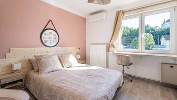 1 slaapkamer, een strijkplank/strijkijzer, wifi, beddengoed