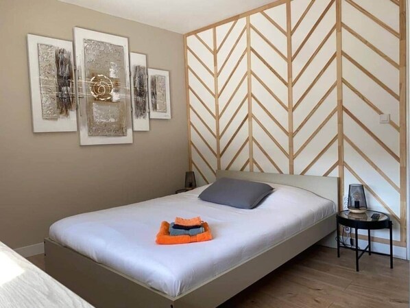 Iron/ironing board, WiFi, bed sheets