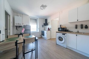 Frigorífico, microondas, horno y trona infantil