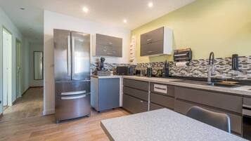 Réfrigérateur, micro-ondes, four, lave-vaisselle