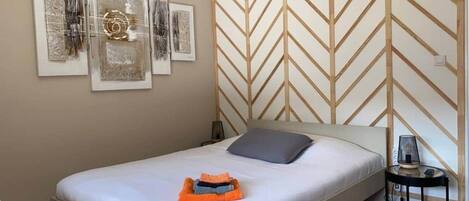 1 slaapkamer, een strijkplank/strijkijzer, wifi, beddengoed