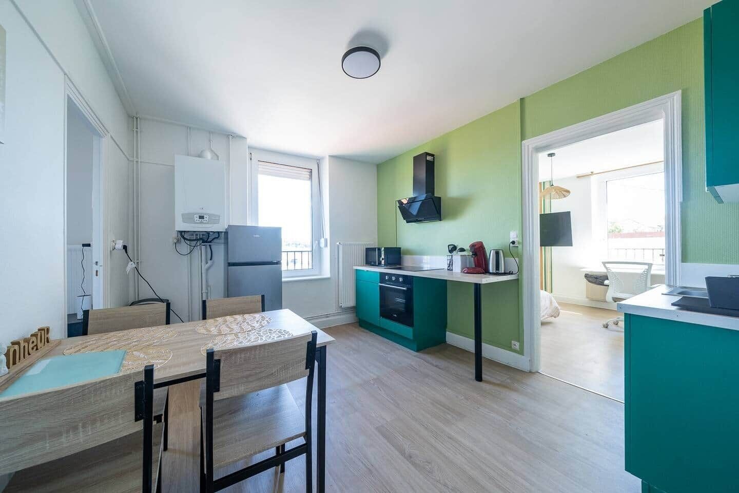 Kjøleskap, mikrobølgeovn, ovn og høy barnestol