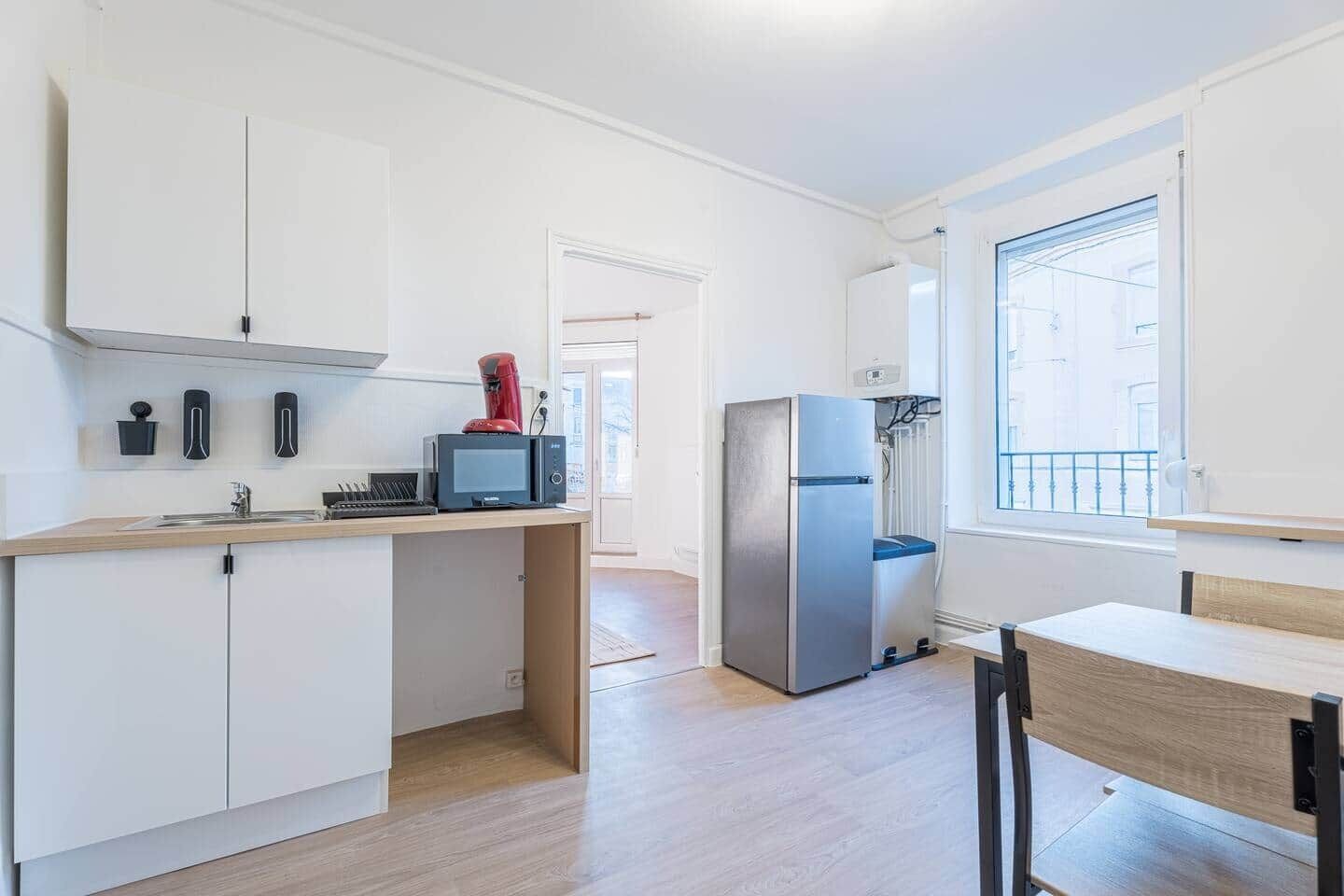 Réfrigérateur, micro-ondes, four, chaise haute