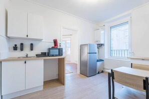 Jääkaappi, mikroaaltouuni, uuni, syöttötuoli