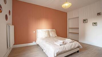 2 habitaciones, tabla de planchar con plancha, wifi y ropa de cama