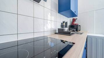 Een koelkast, een microgolfoven, een oven, een vaatwasser