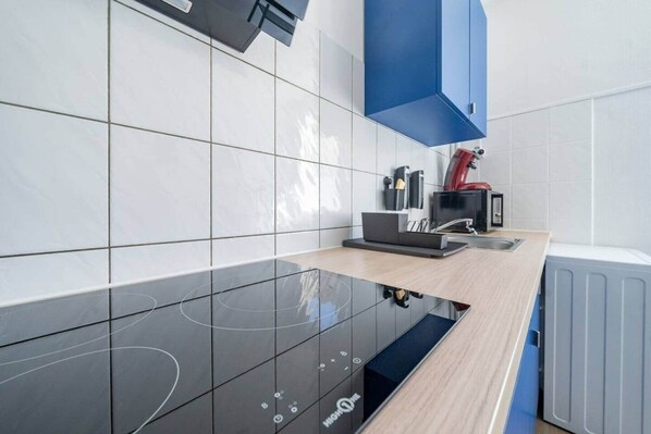 Een koelkast, een microgolfoven, een oven, een vaatwasser