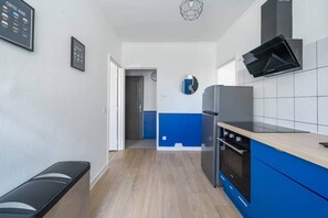 Een koelkast, een microgolfoven, een oven, een vaatwasser