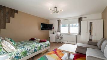 7 bedrooms, iron/ironing board, WiFi, bed sheets