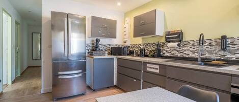 Køleskab, mikrobølgeovn, ovn, opvaskemaskine