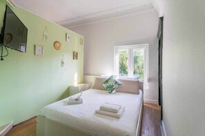 Iron/ironing board, WiFi, bed sheets
