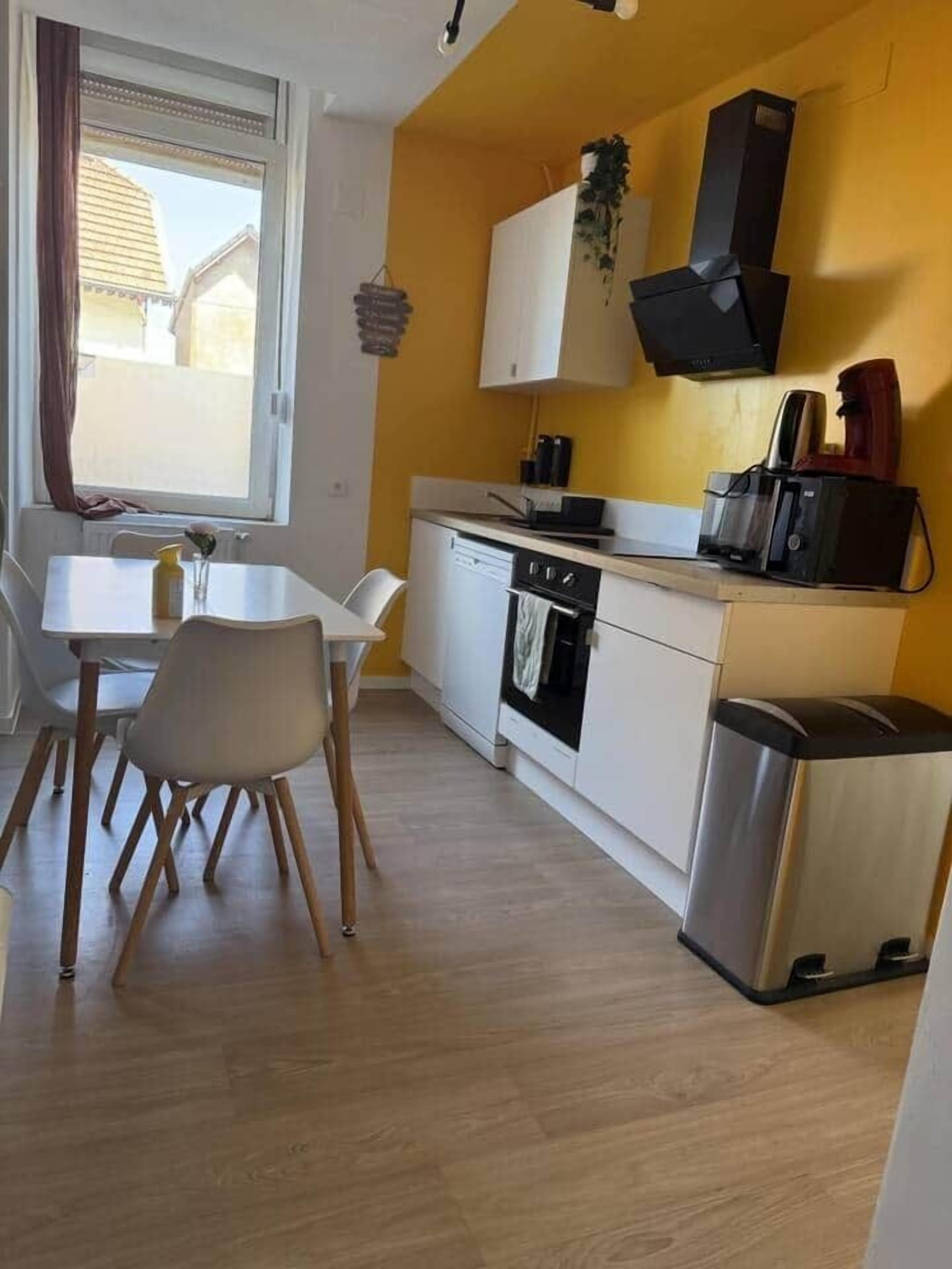 Frigorífico, microondas, horno y lavavajillas