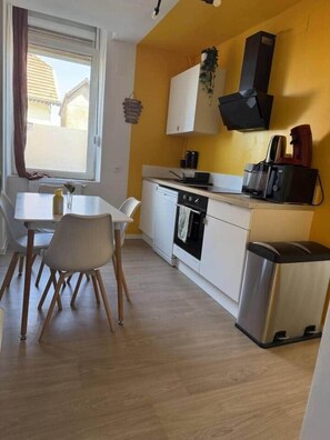 Réfrigérateur, four à micro-ondes, un four, lave-vaisselle