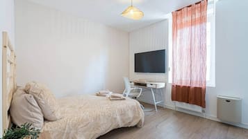 1 dormitori, planxa i posts de planxar, wifi i roba de llit