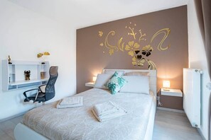 1 dormitorio, tabla de planchar con plancha, wifi y ropa de cama