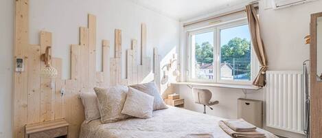 1 bedroom, desk, iron/ironing board, WiFi