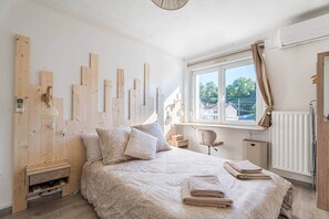 Iron/ironing board, WiFi, bed sheets