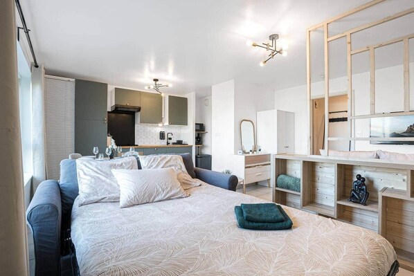 Iron/ironing board, WiFi, bed sheets