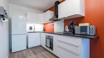 Kühlschrank, Mikrowelle, Ofen, Hochstuhl
