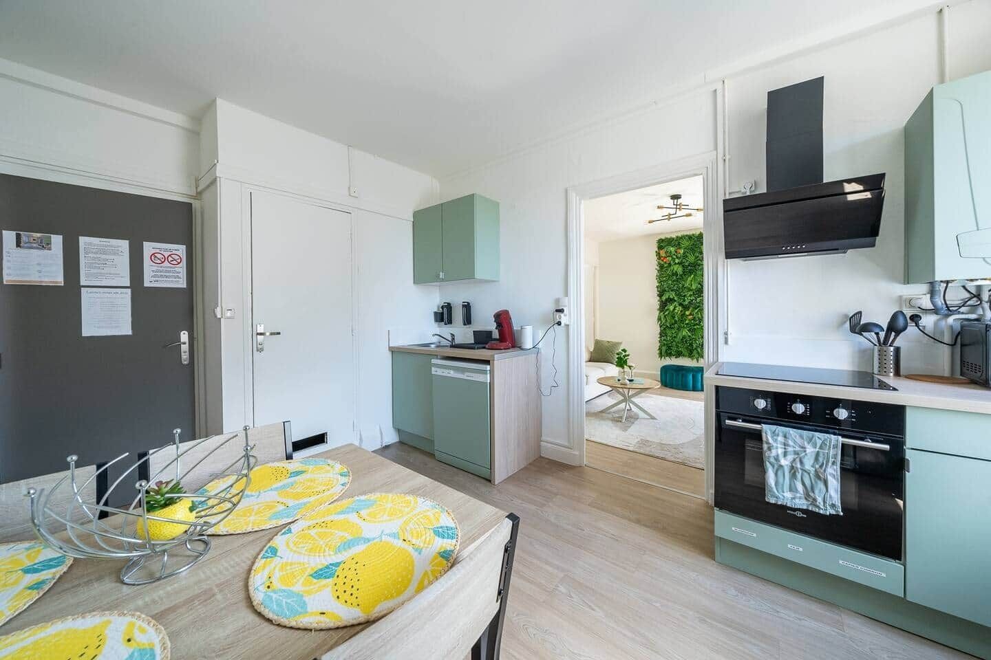 Frigorifero, microonde, forno, seggiolone